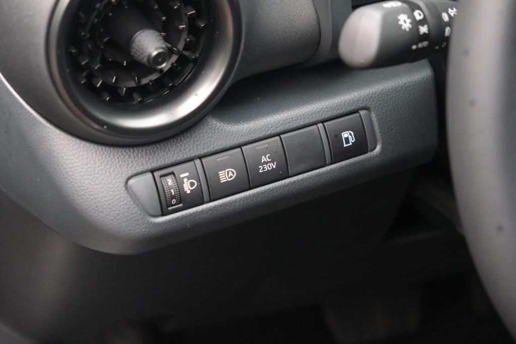 Toyota C-HR 2.0 Plug-in Hybrid 220pk Dynamic | Navi | App Connect | Climate | Adaptive Cruise | Camera | Keyless | Dodehoek | Winter Pakket afbeelding 26