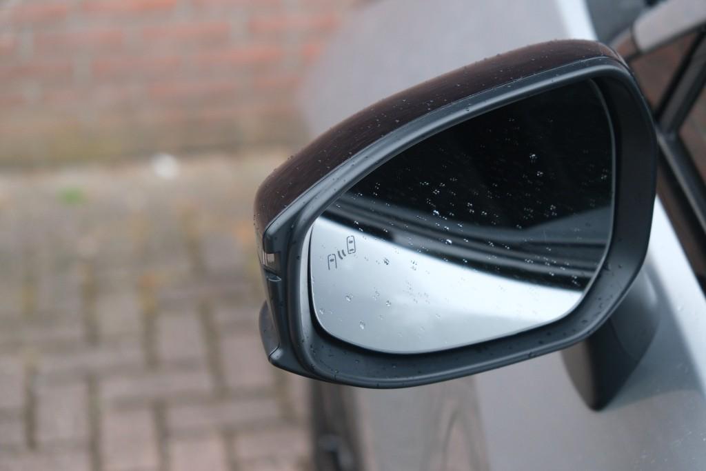 Toyota C-HR 2.0 Plug-in Hybrid 220pk Dynamic | Navi | App Connect | Climate | Adaptive Cruise | Camera | Keyless | Dodehoek | Winter Pakket afbeelding 28
