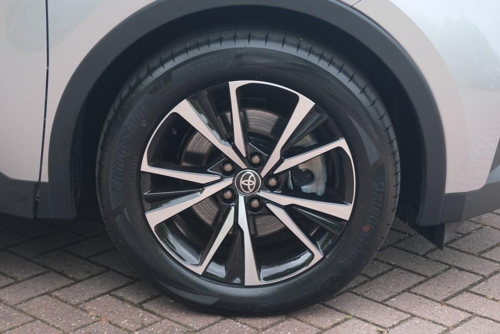 Toyota C-HR 2.0 Plug-in Hybrid 220pk Dynamic | Navi | App Connect | Climate | Adaptive Cruise | Camera | Keyless | Dodehoek | Winter Pakket afbeelding 29