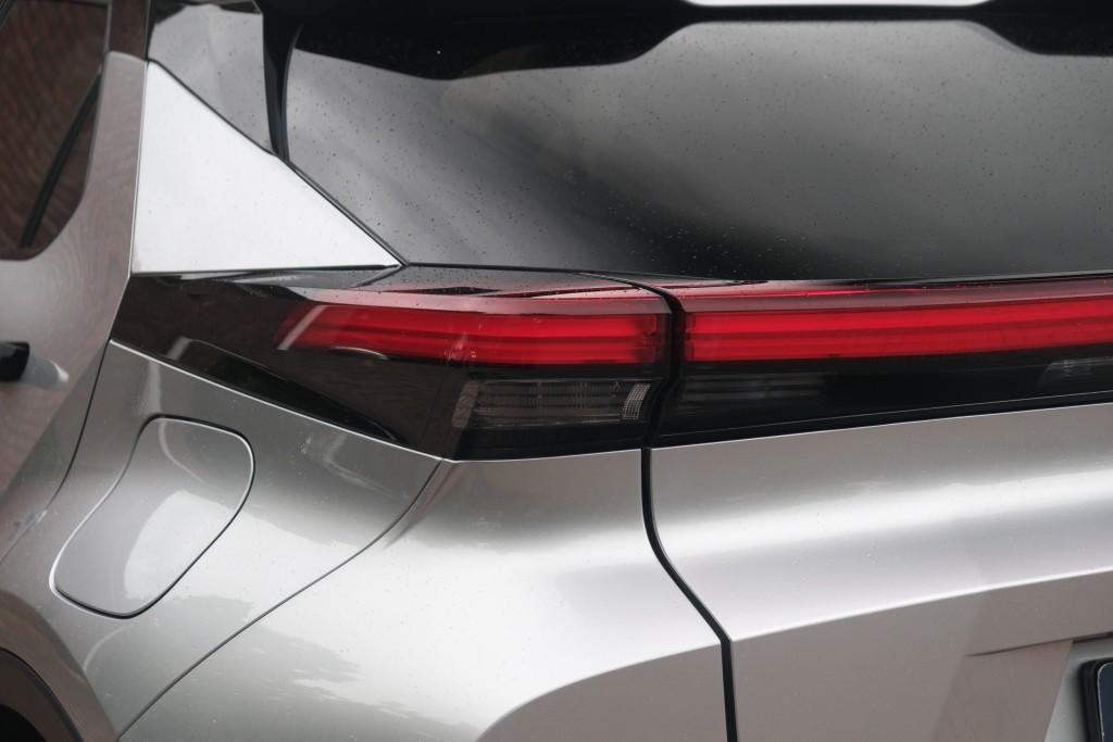 Toyota C-HR 2.0 Plug-in Hybrid 220pk Dynamic | Navi | App Connect | Climate | Adaptive Cruise | Camera | Keyless | Dodehoek | Winter Pakket afbeelding 30