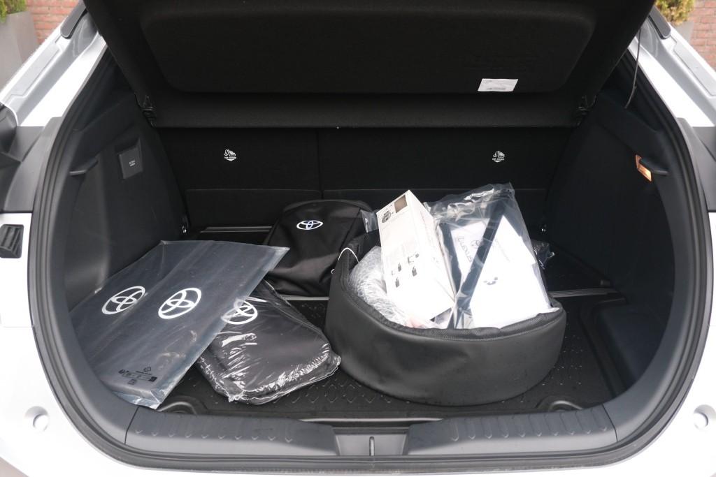 Toyota C-HR 2.0 Plug-in Hybrid 220pk Dynamic | Navi | App Connect | Climate | Adaptive Cruise | Camera | Keyless | Dodehoek | Winter Pakket afbeelding 32