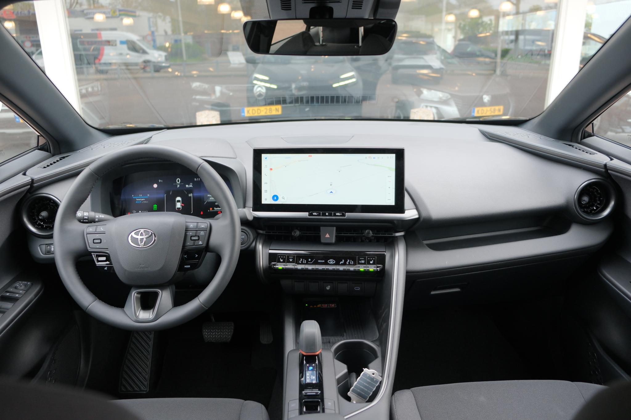 Toyota C-HR 2.0 Plug-in Hybrid 220pk Dynamic | Navi | App Connect | Climate | Adaptive Cruise | Camera | Keyless | Dodehoek | Winter Pakket afbeelding 2
