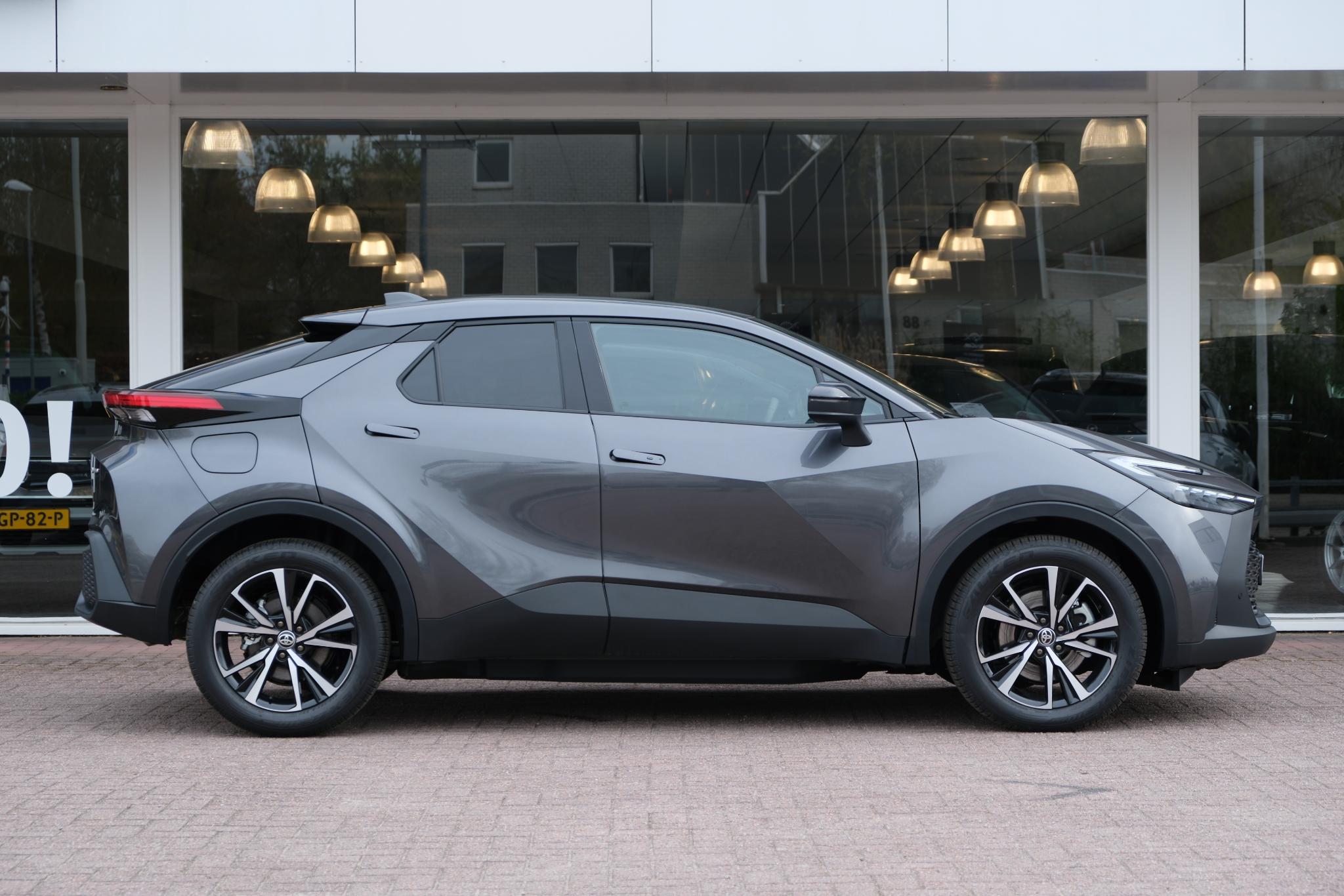 Toyota C-HR 2.0 Plug-in Hybrid 220pk Dynamic | Navi | App Connect | Climate | Adaptive Cruise | Camera | Keyless | Dodehoek | Winter Pakket afbeelding 4
