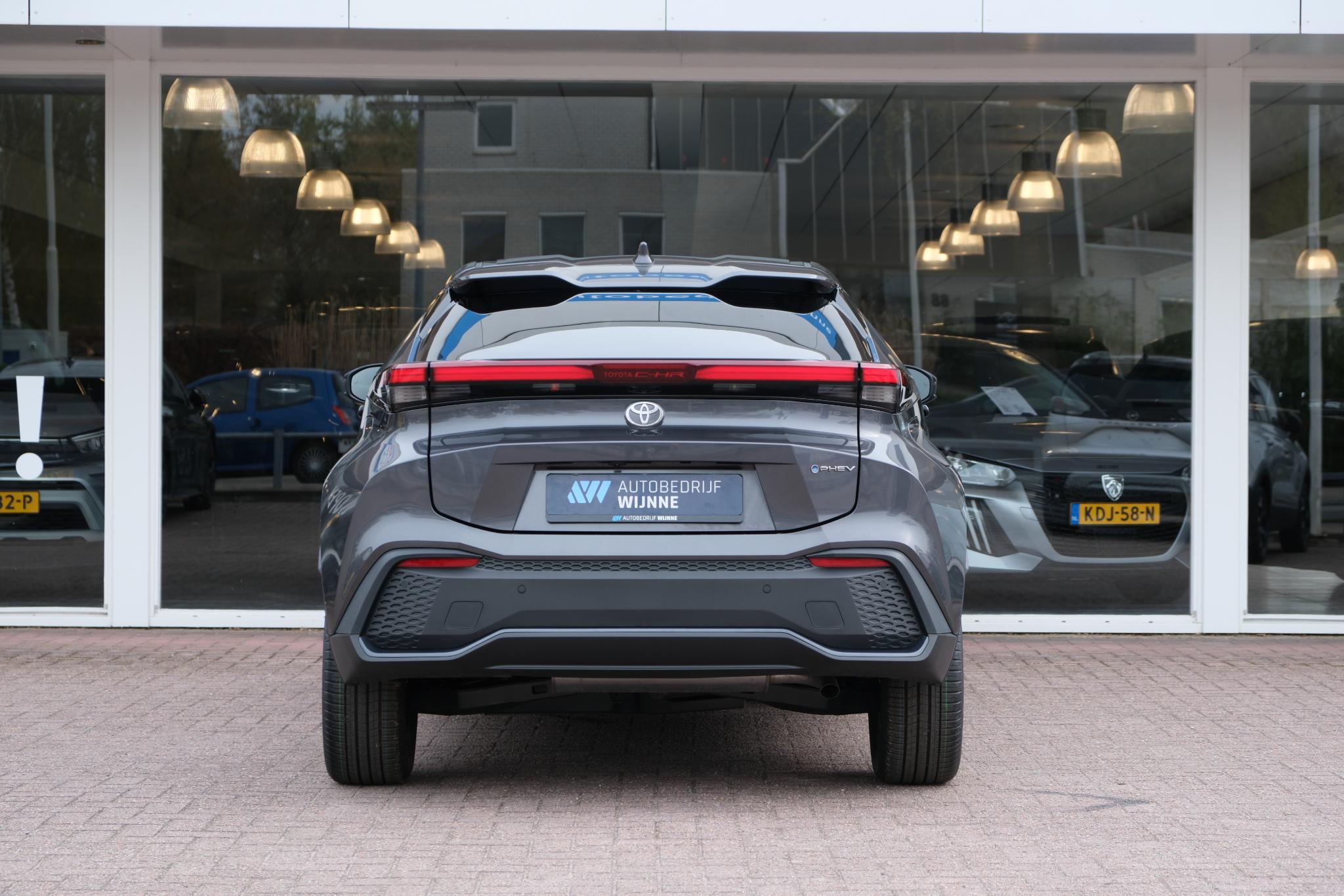 Toyota C-HR 2.0 Plug-in Hybrid 220pk Dynamic | Navi | App Connect | Climate | Adaptive Cruise | Camera | Keyless | Dodehoek | Winter Pakket afbeelding 5