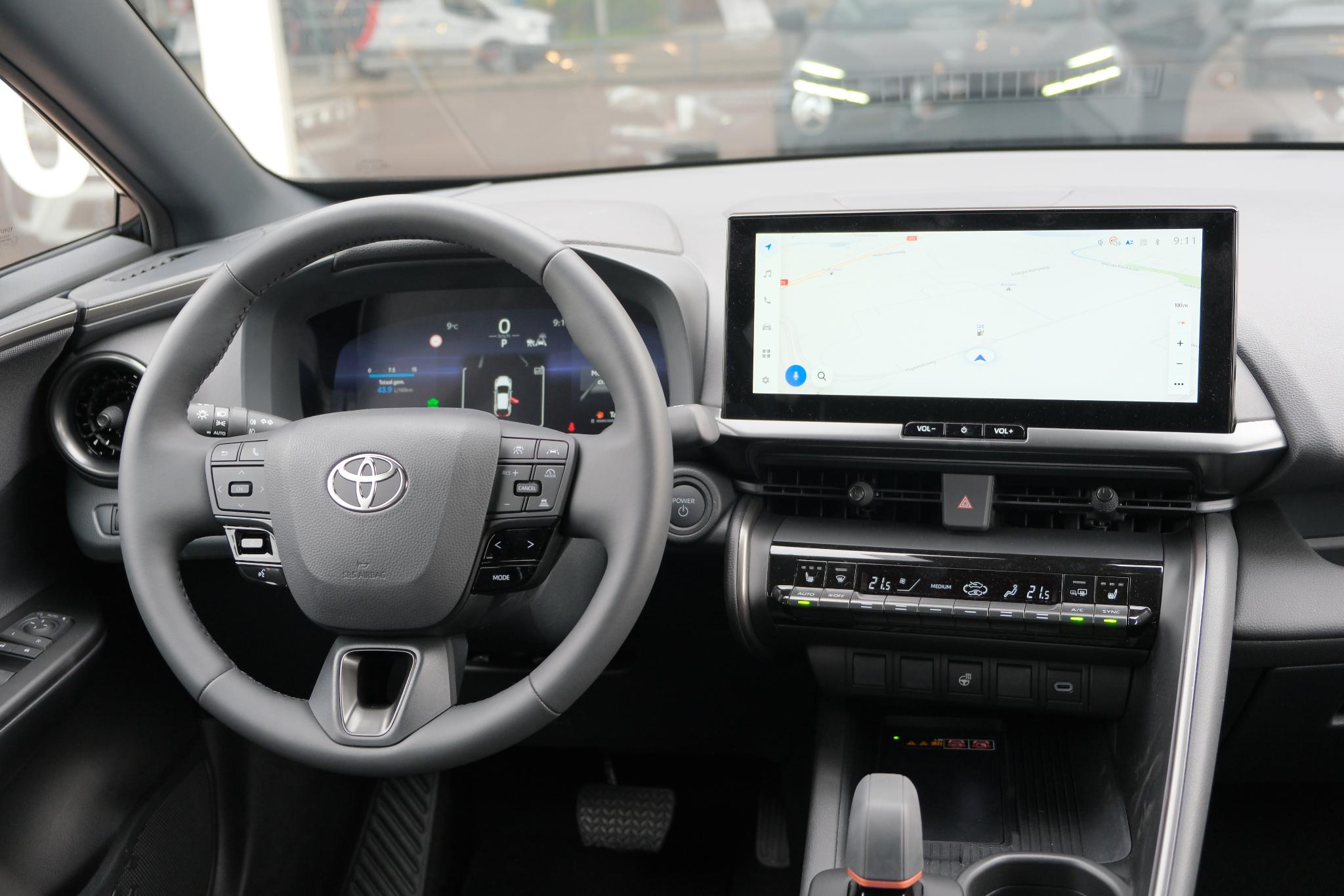 Toyota C-HR 2.0 Plug-in Hybrid 220pk Dynamic | Navi | App Connect | Climate | Adaptive Cruise | Camera | Keyless | Dodehoek | Winter Pakket afbeelding 6