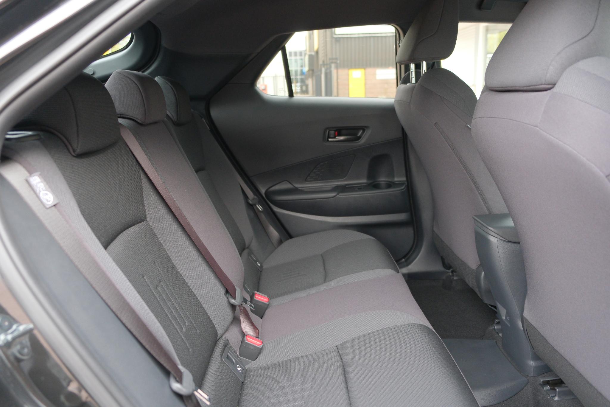 Toyota C-HR 2.0 Plug-in Hybrid 220pk Dynamic | Navi | App Connect | Climate | Adaptive Cruise | Camera | Keyless | Dodehoek | Winter Pakket afbeelding 9
