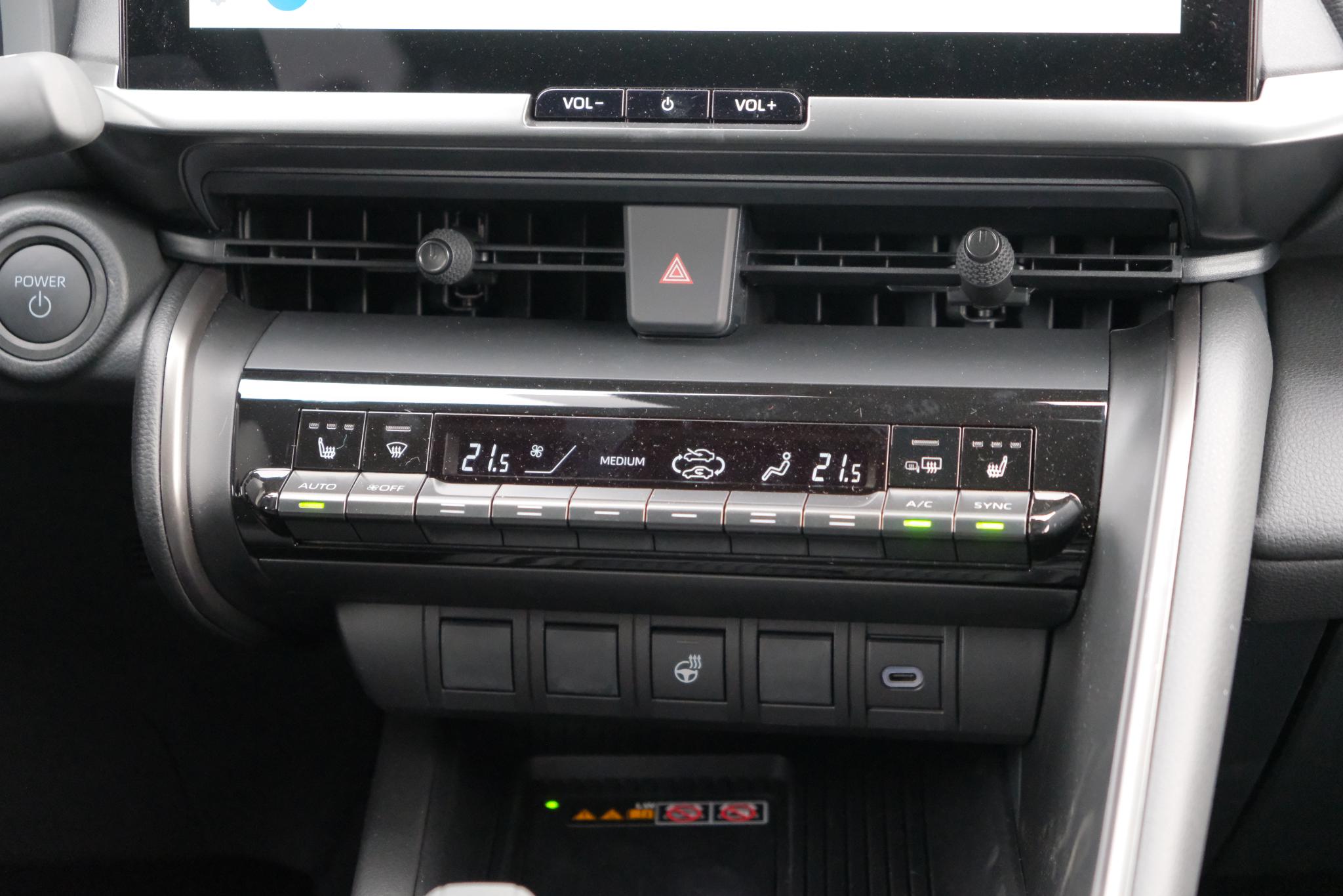 Toyota C-HR 2.0 Plug-in Hybrid 220pk Dynamic | Navi | App Connect | Climate | Adaptive Cruise | Camera | Keyless | Dodehoek | Winter Pakket afbeelding 11