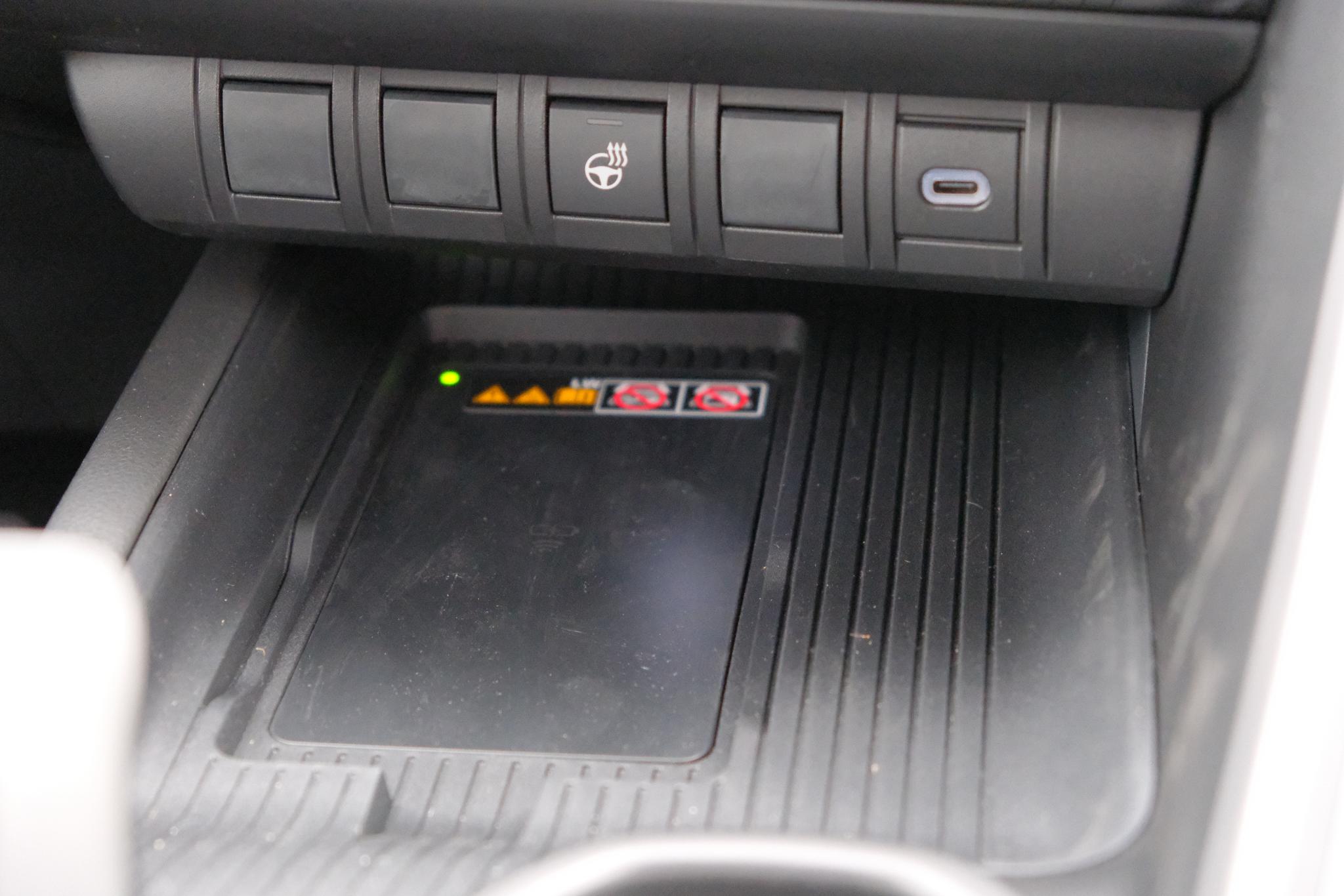 Toyota C-HR 2.0 Plug-in Hybrid 220pk Dynamic | Navi | App Connect | Climate | Adaptive Cruise | Camera | Keyless | Dodehoek | Winter Pakket afbeelding 12