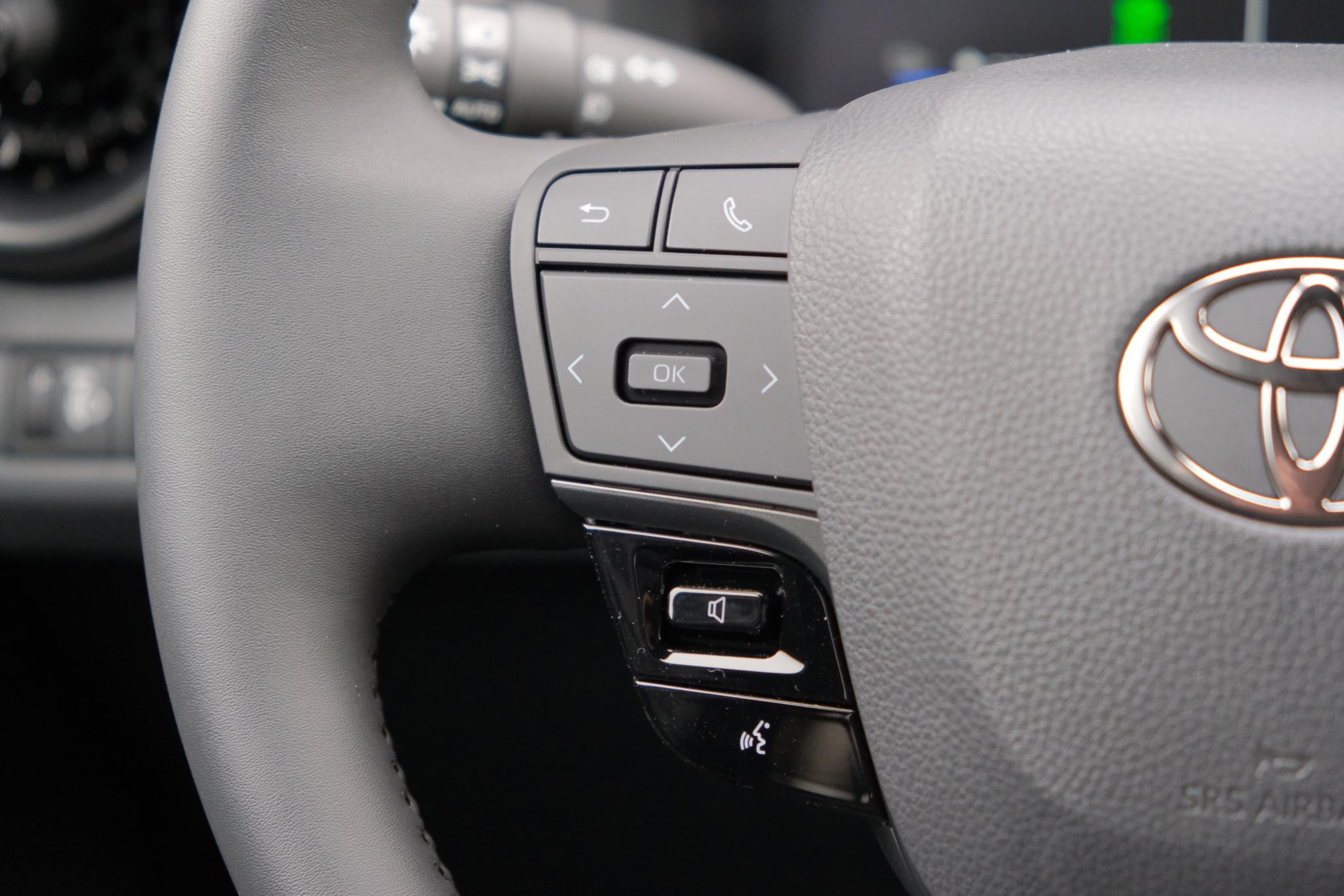 Toyota C-HR 2.0 Plug-in Hybrid 220pk Dynamic | Navi | App Connect | Climate | Adaptive Cruise | Camera | Keyless | Dodehoek | Winter Pakket afbeelding 14
