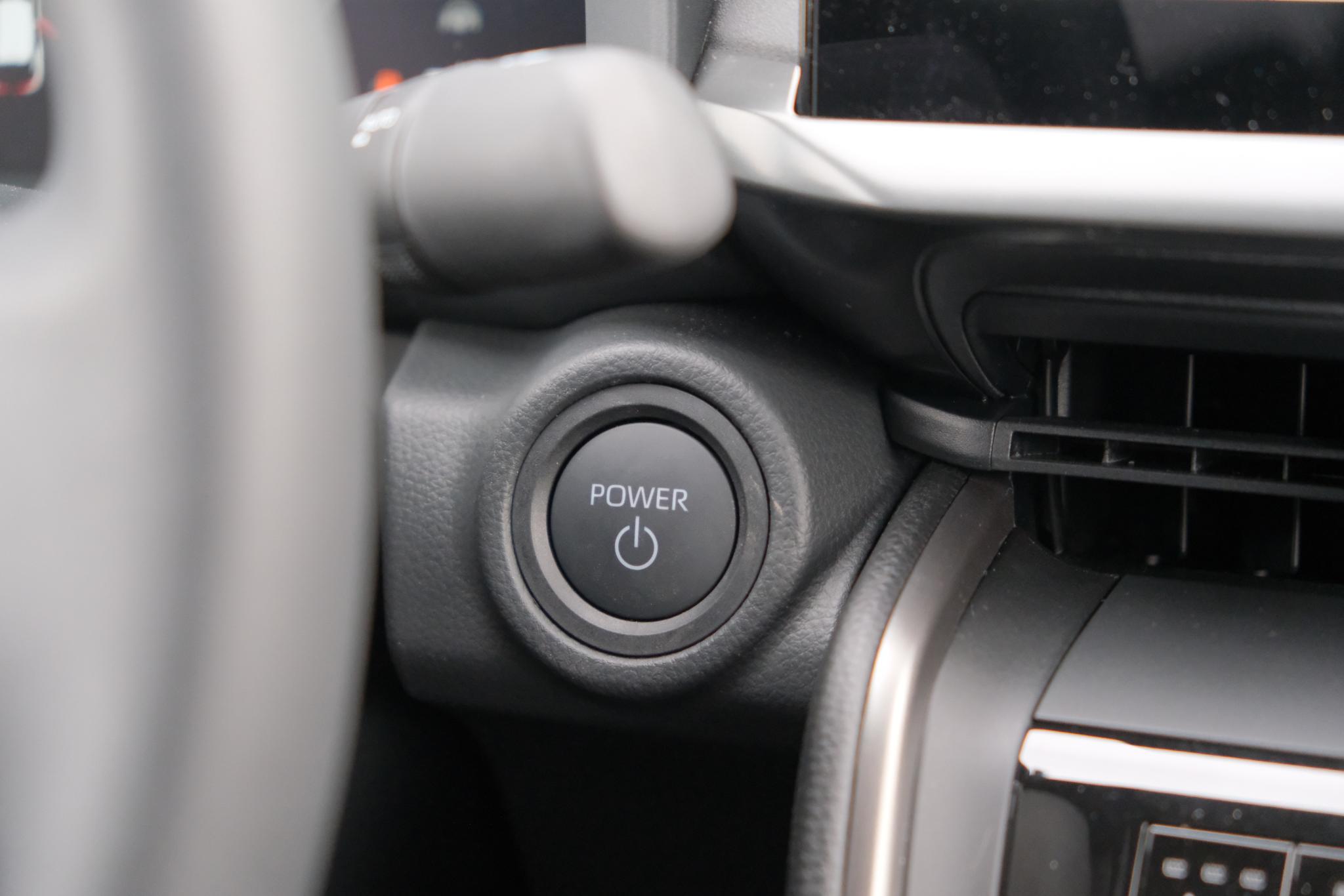 Toyota C-HR 2.0 Plug-in Hybrid 220pk Dynamic | Navi | App Connect | Climate | Adaptive Cruise | Camera | Keyless | Dodehoek | Winter Pakket afbeelding 18