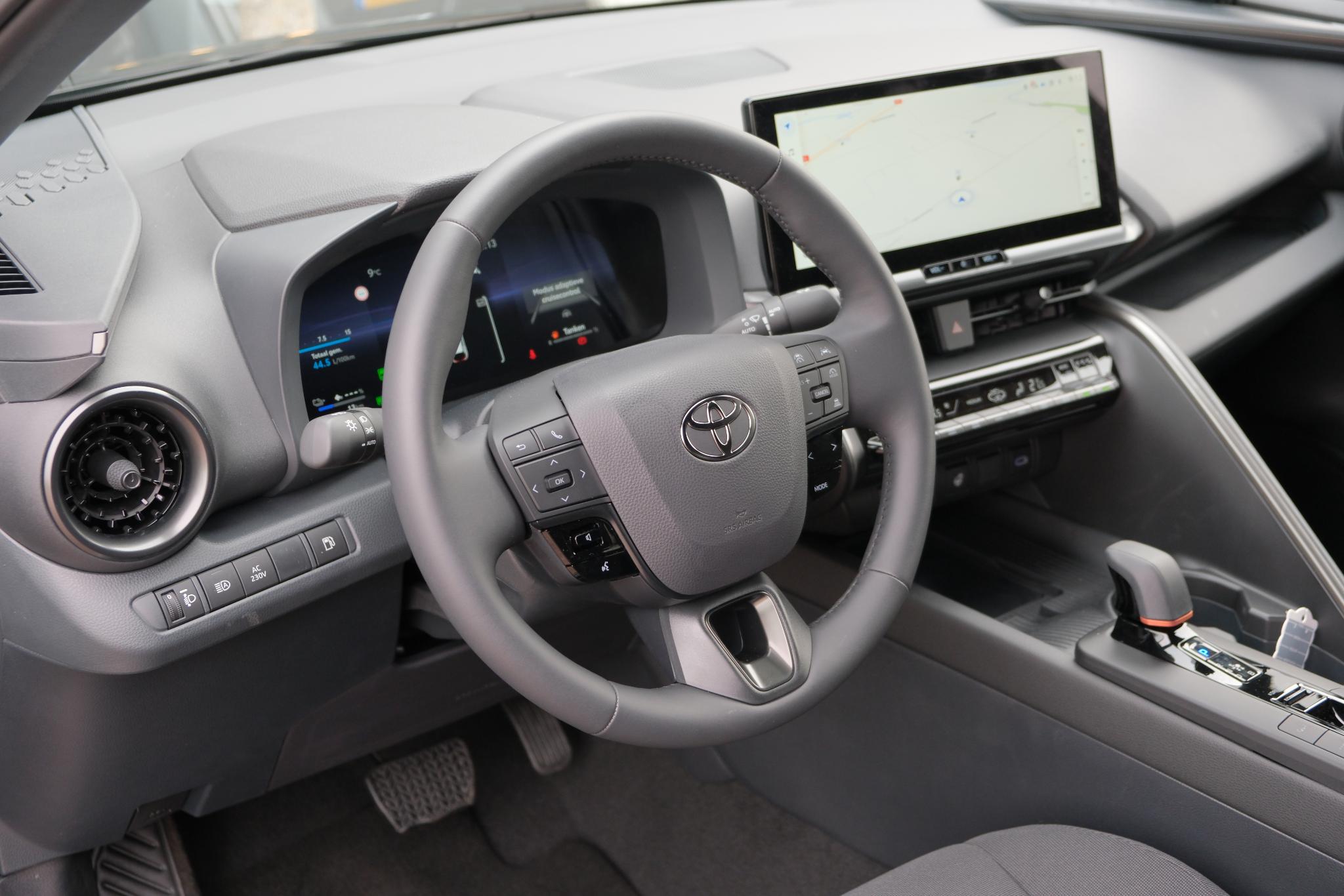 Toyota C-HR 2.0 Plug-in Hybrid 220pk Dynamic | Navi | App Connect | Climate | Adaptive Cruise | Camera | Keyless | Dodehoek | Winter Pakket afbeelding 19