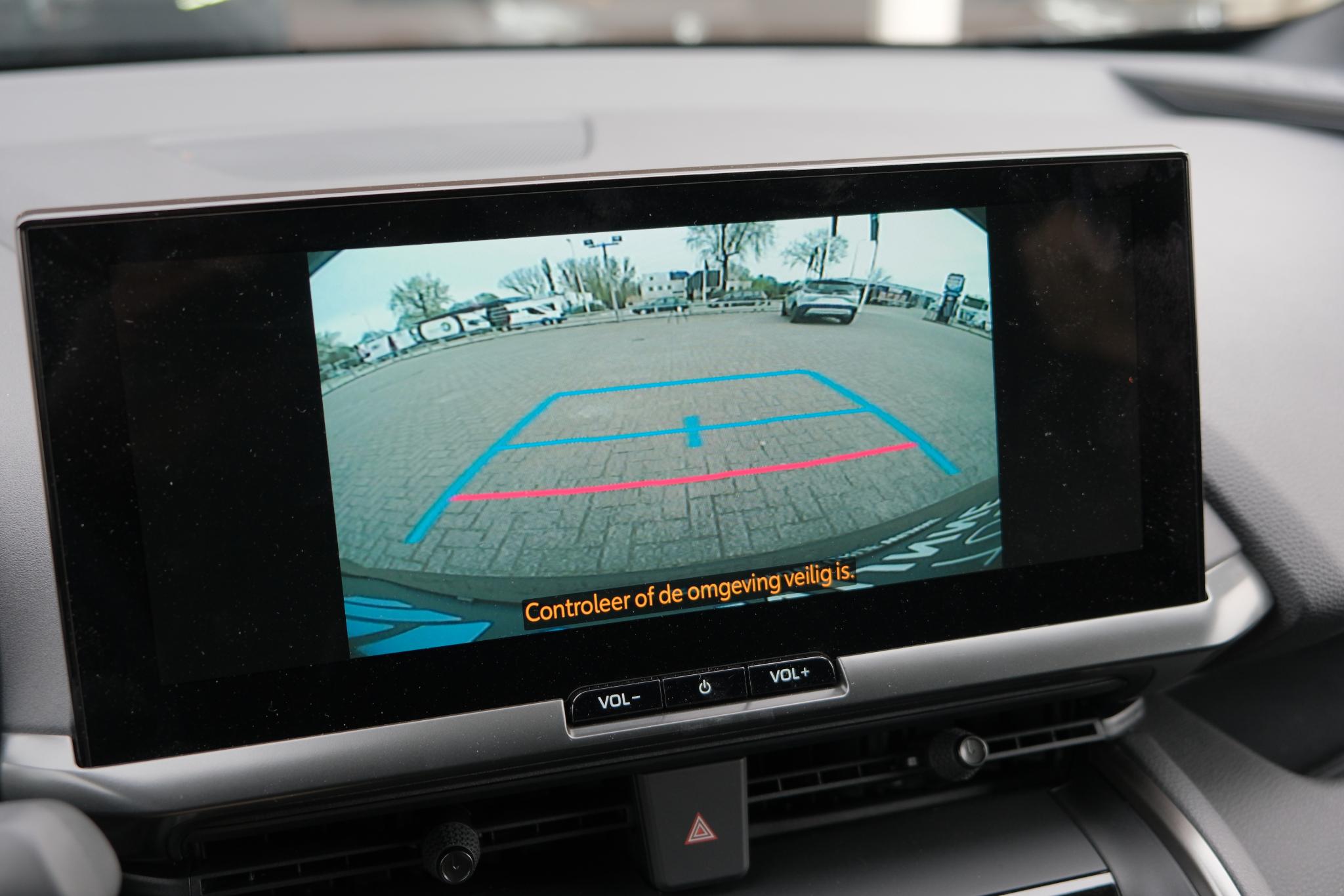 Toyota C-HR 2.0 Plug-in Hybrid 220pk Dynamic | Navi | App Connect | Climate | Adaptive Cruise | Camera | Keyless | Dodehoek | Winter Pakket afbeelding 21