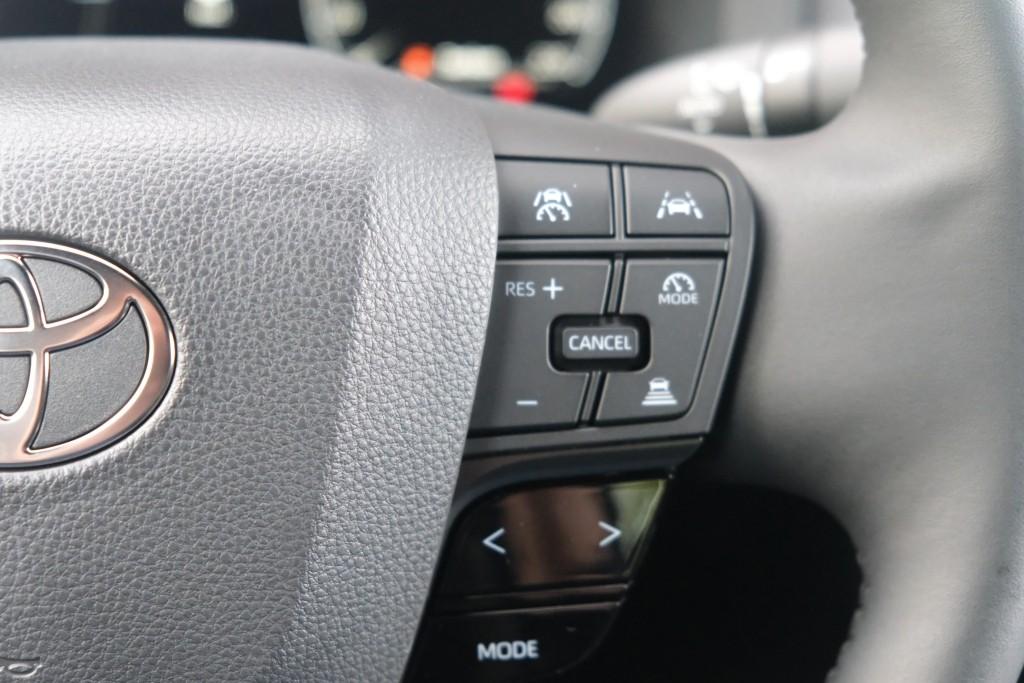 Toyota C-HR 2.0 Plug-in Hybrid 220pk Dynamic | Navi | App Connect | Climate | Adaptive Cruise | Camera | Keyless | Dodehoek | Winter Pakket afbeelding 10