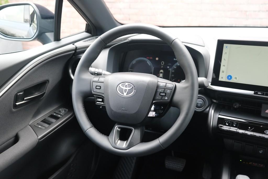 Toyota C-HR 2.0 Plug-in Hybrid 220pk Dynamic | Navi | App Connect | Climate | Adaptive Cruise | Camera | Keyless | Dodehoek | Winter Pakket afbeelding 11