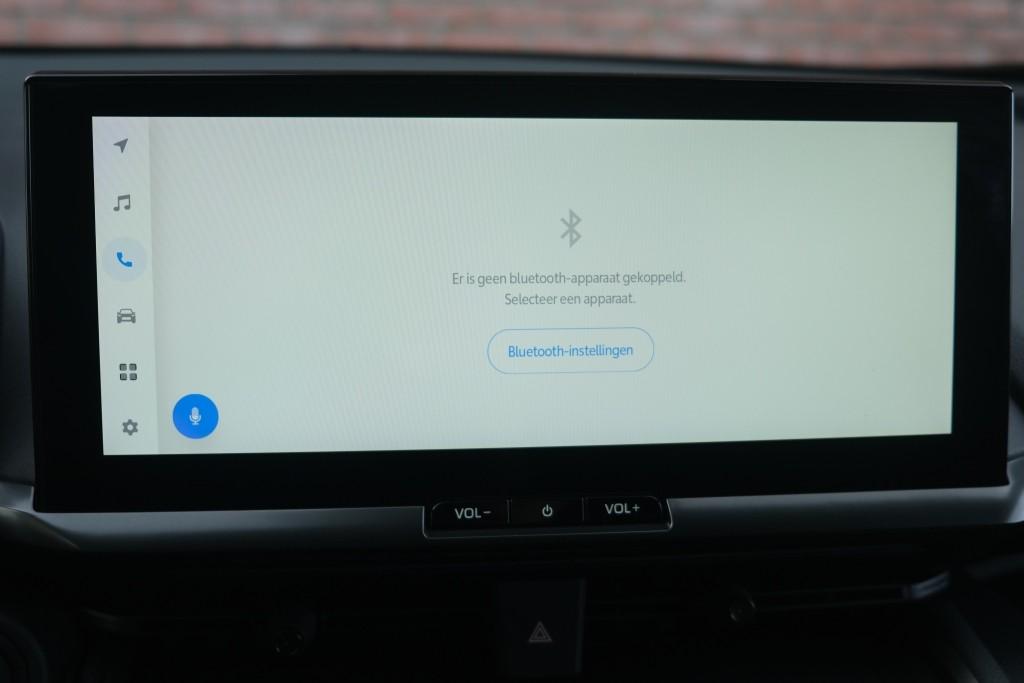 Toyota C-HR 2.0 Plug-in Hybrid 220pk Dynamic | Navi | App Connect | Climate | Adaptive Cruise | Camera | Keyless | Dodehoek | Winter Pakket afbeelding 17