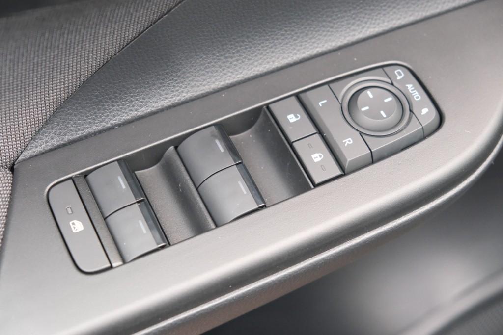 Toyota C-HR 2.0 Plug-in Hybrid 220pk Dynamic | Navi | App Connect | Climate | Adaptive Cruise | Camera | Keyless | Dodehoek | Winter Pakket afbeelding 25