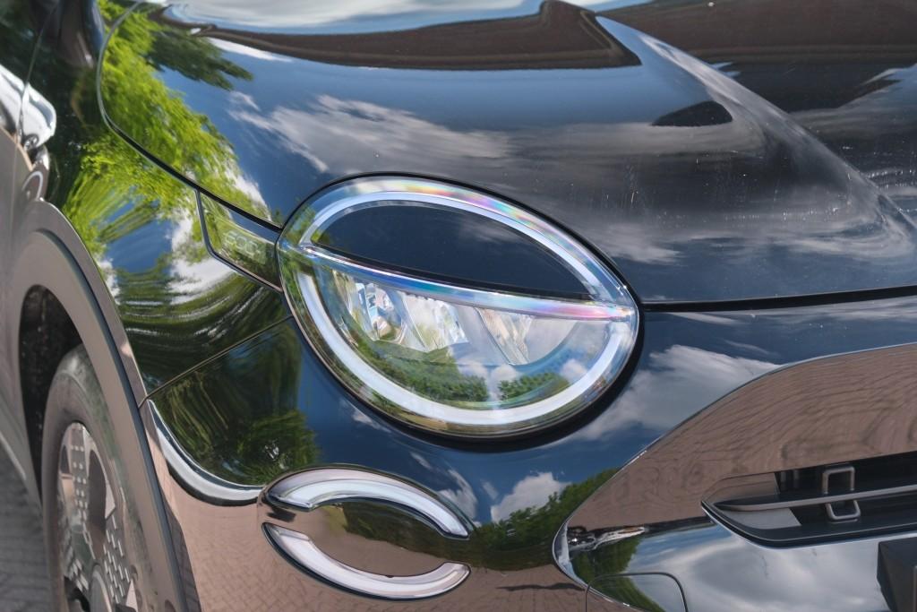 Fiat 600 1.2 Hybrid 110pk DCT6 La Prima | Navi | App Connect | Adaptive Cruise | Climate | Keyless | Camera | Leder | Elektrische Achterklep afbeelding 2