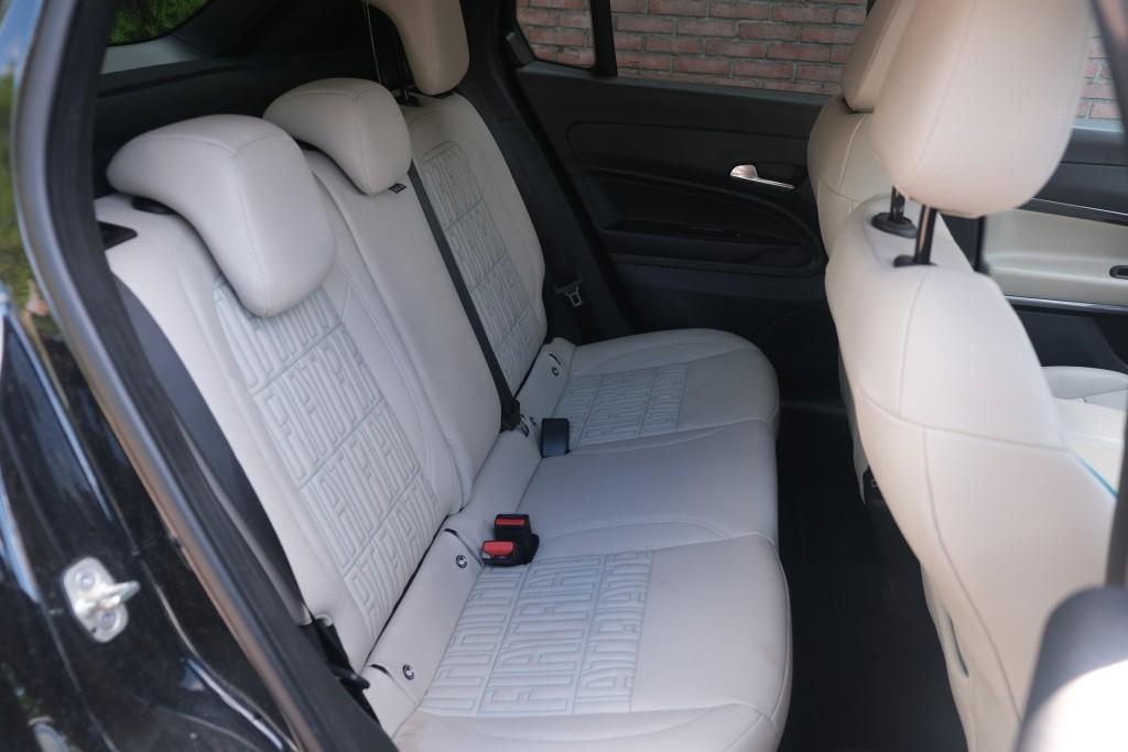 Fiat 600 1.2 Hybrid 110pk DCT6 La Prima | Navi | App Connect | Adaptive Cruise | Climate | Keyless | Camera | Leder | Elektrische Achterklep afbeelding 3
