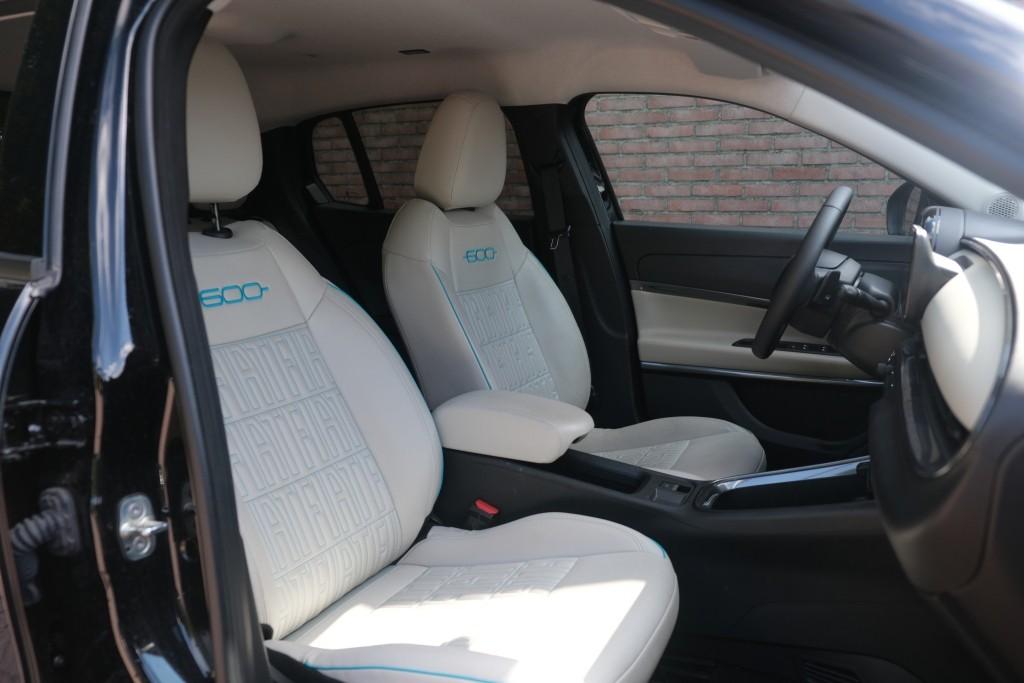 Fiat 600 1.2 Hybrid 110pk DCT6 La Prima | Navi | App Connect | Adaptive Cruise | Climate | Keyless | Camera | Leder | Elektrische Achterklep afbeelding 6