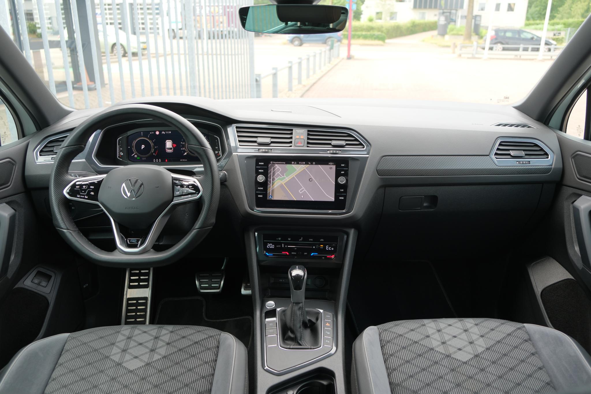 Volkswagen Tiguan 1.4 TSi eHybrid 245pk DSG R-Line Business | Navi | App Connect | Adaptive Cruise | Matrix LED | | Keyless | Camera | Elektrische Achterklep afbeelding 2