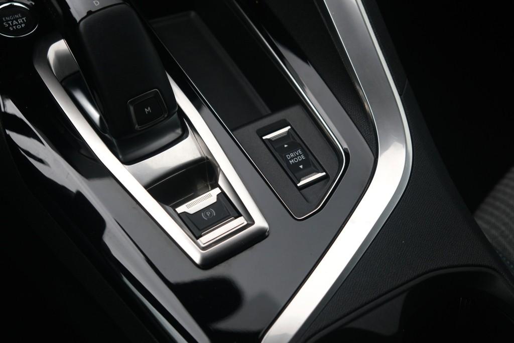 Peugeot 5008 1.2 PureTech 130pk EAT8 Allure | Navi | App Connect | Climate | Cruise | Keyless | Dodehoek afbeelding 24