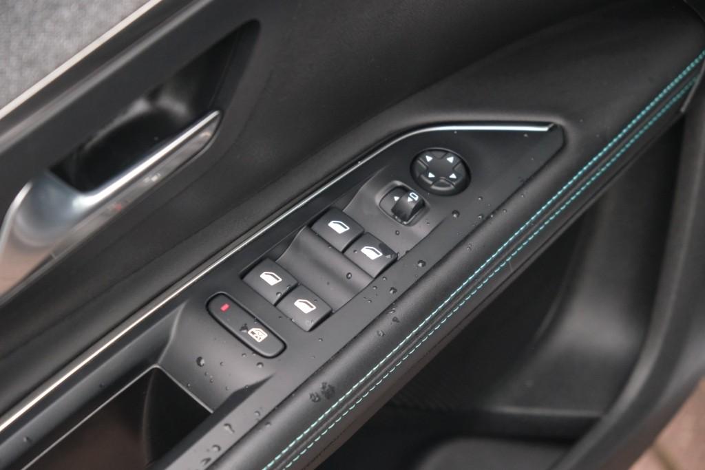 Peugeot 5008 1.2 PureTech 130pk EAT8 Allure | Navi | App Connect | Climate | Cruise | Keyless | Dodehoek afbeelding 25