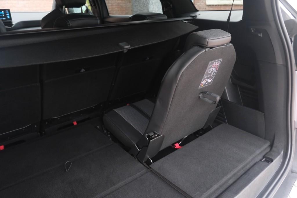 Peugeot 5008 1.2 PureTech 130pk EAT8 Allure | Navi | App Connect | Climate | Cruise | Keyless | Dodehoek afbeelding 32