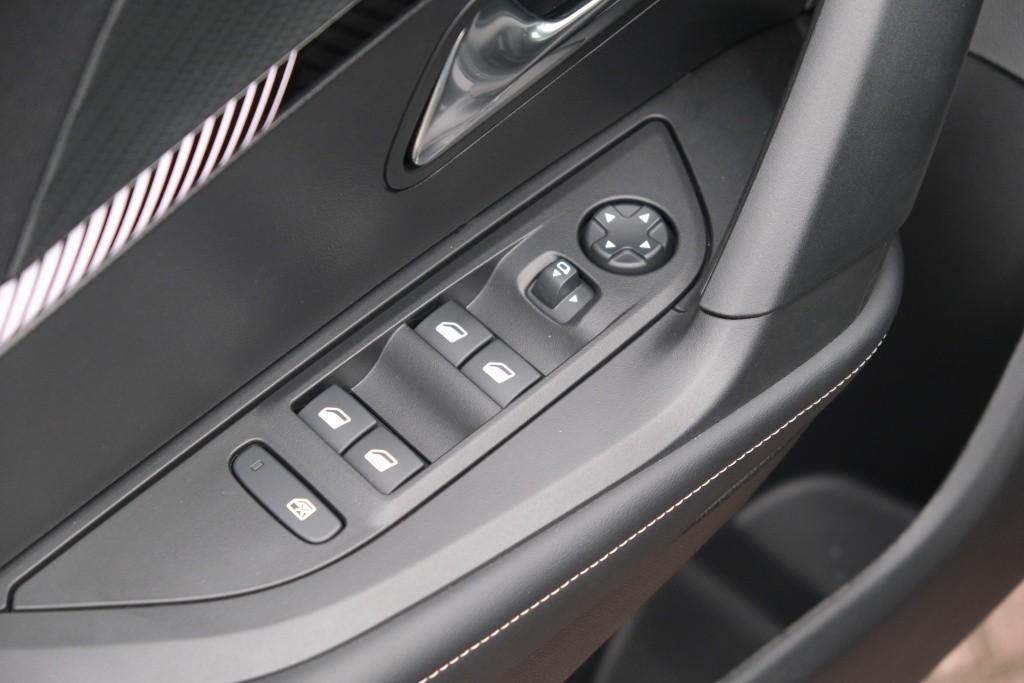 Peugeot 2008 1.2 Hybrid 145pk e-DSC6 Allure | Navi | App Connect | Adaptive Cruise | Camera | Blind Spot | PDC afbeelding 24