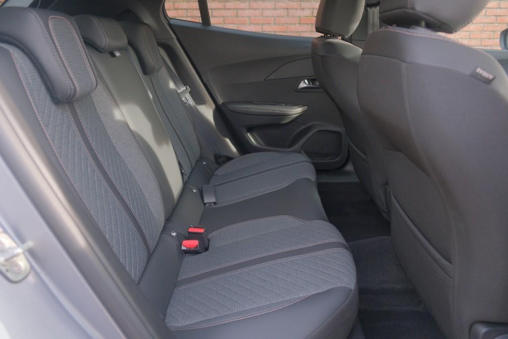 Peugeot 2008 1.2 Hybrid 145pk e-DCS6 Allure | Navi | App Connect | Adaptive Cruise | Camera | Blind Spot | PDC afbeelding 3