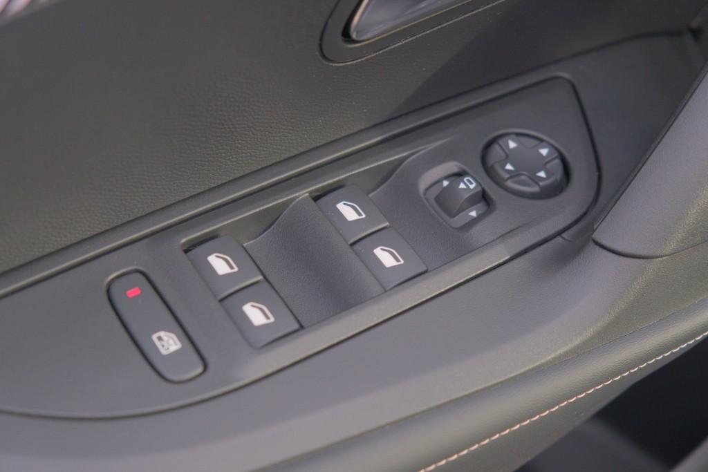 Peugeot 2008 1.2 Hybrid 145pk e-DCS6 Allure | Navi | App Connect | Adaptive Cruise | Camera | Blind Spot | PDC afbeelding 27