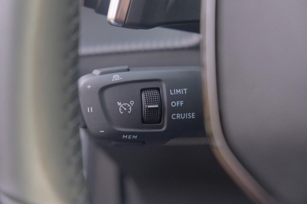 Peugeot 2008 1.2 Hybrid 145pk e-DCS6 Allure | Navi | App Connect | Adaptive Cruise | Camera | Blind Spot | PDC afbeelding 36