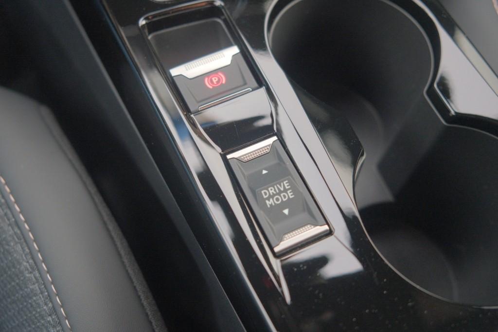 Peugeot 2008 1.2 Hybrid 145pk e-DCS6 Allure | Navi | App Connect | Adaptive Cruise | Camera | Blind Spot | PDC afbeelding 25