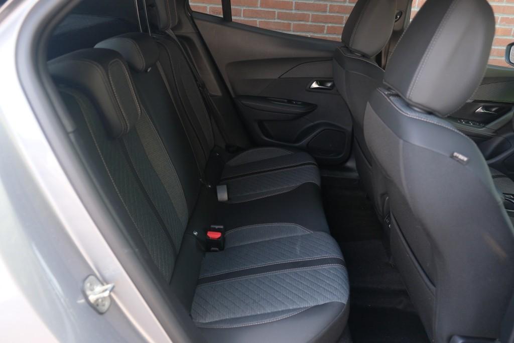 Peugeot 2008 1.2 Hybrid 145pk e-DCS6 Allure | Navi | App Connect | Climate | Cruise | Keyless | PDC afbeelding 3