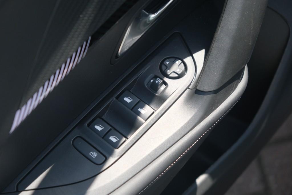 Peugeot 2008 1.2 Hybrid 145pk e-DCS6 Allure | Navi | App Connect | Climate | Cruise | Keyless | PDC afbeelding 26