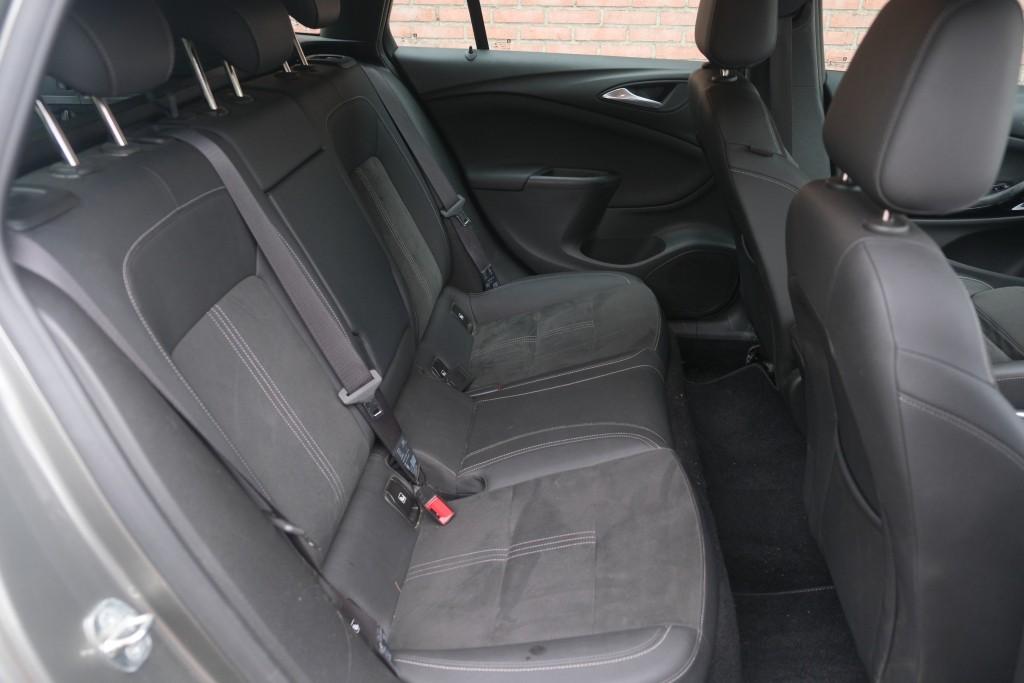 Opel Astra 1.2 Turbo 145pk Sports Tourer Ultimate | Navi | App Connect | Climate | Cruise | Keyless | Camera | Winter Pakket | Trekhaak afbeelding 3