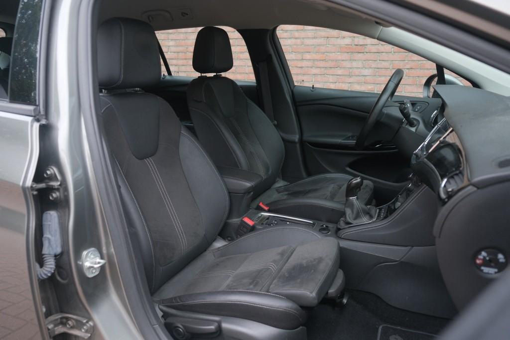 Opel Astra 1.2 Turbo 145pk Sports Tourer Ultimate | Navi | App Connect | Climate | Cruise | Keyless | Camera | Winter Pakket | Trekhaak afbeelding 6