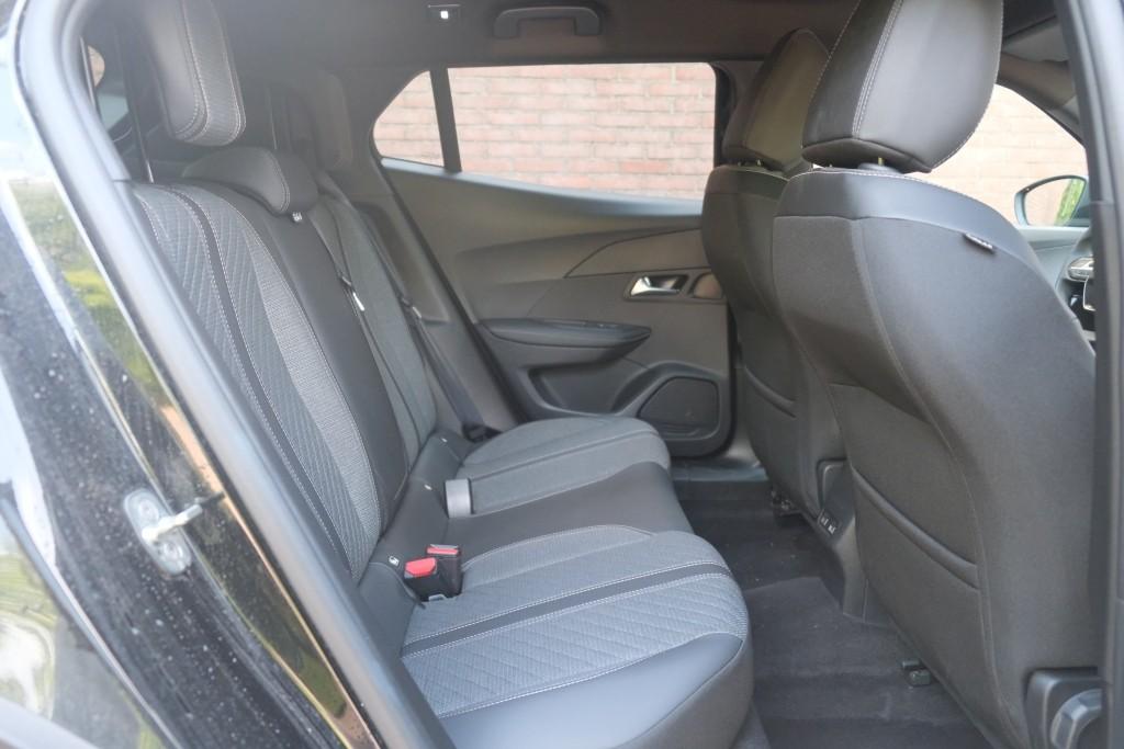 Peugeot 2008 1.2 Hybrid 145pk e-DCS6 Allure | Navi | App Connect | Climate | Cruise | Keyless | PDC afbeelding 3