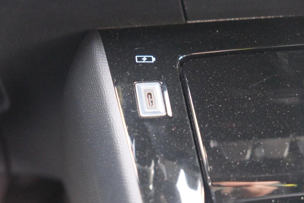 Peugeot 2008 1.2 Hybrid 145pk e-DCS6 Allure | Navi | App Connect | Climate | Cruise | Keyless | PDC afbeelding 23