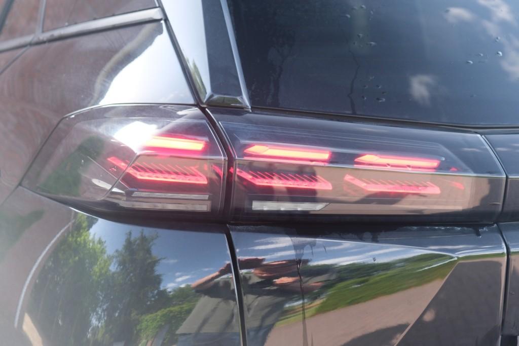 Peugeot 2008 1.2 Hybrid 145pk e-DCS6 Allure | Navi | App Connect | Climate | Cruise | Keyless | PDC afbeelding 28
