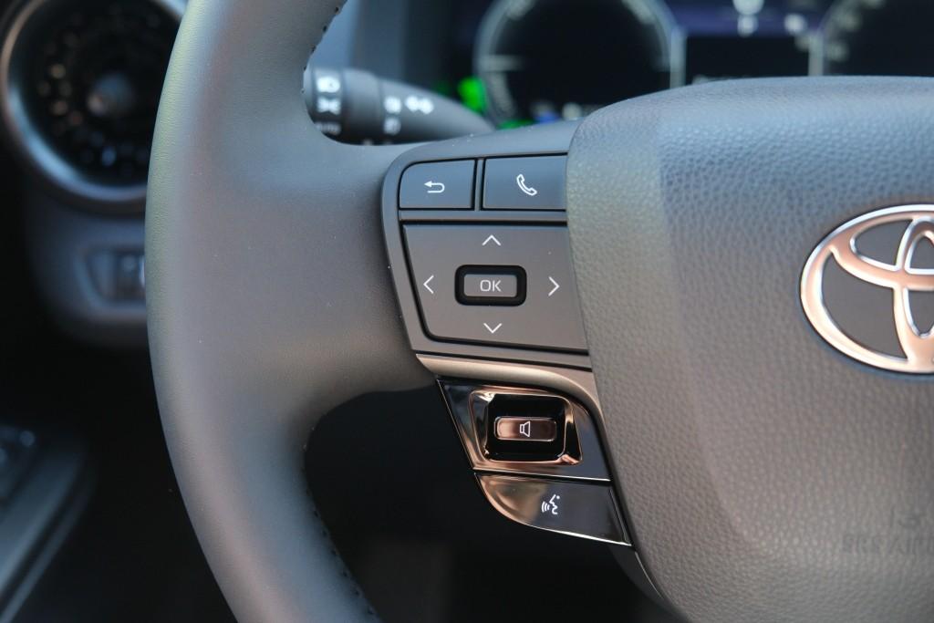 Toyota C-HR 2.0 Plug-in Hybrid 220pk Dynamic | Navi | App Connect | Climate | Adaptive Cruise | Camera | Keyless | Dodehoek | Winter Pakket afbeelding 9