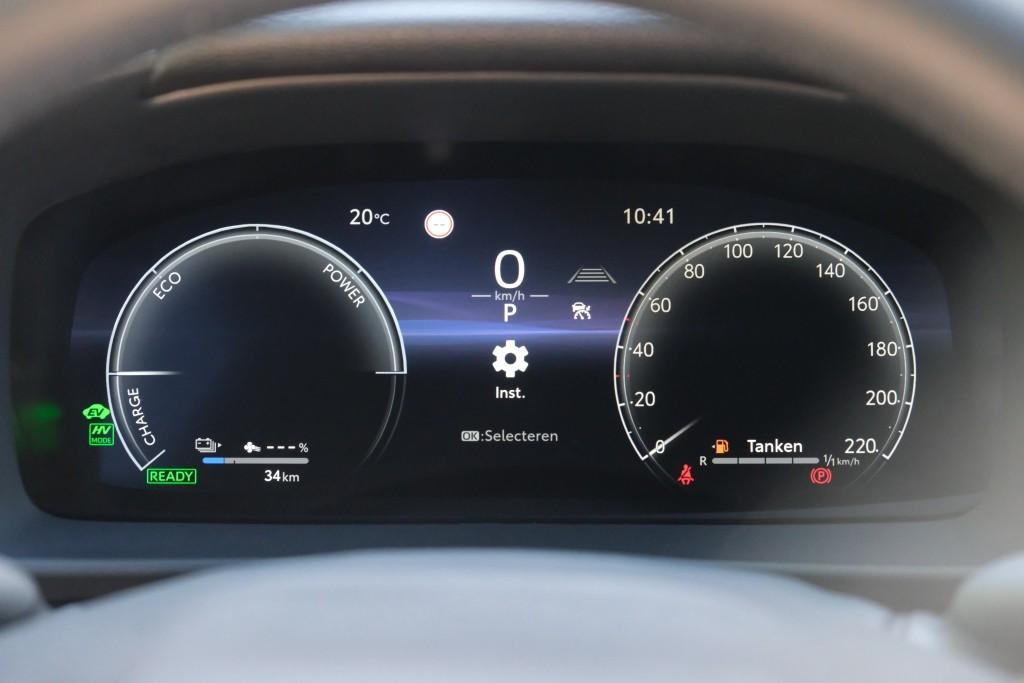 Toyota C-HR 2.0 Plug-in Hybrid 220pk Dynamic | Navi | App Connect | Climate | Adaptive Cruise | Camera | Keyless | Dodehoek | Winter Pakket afbeelding 11