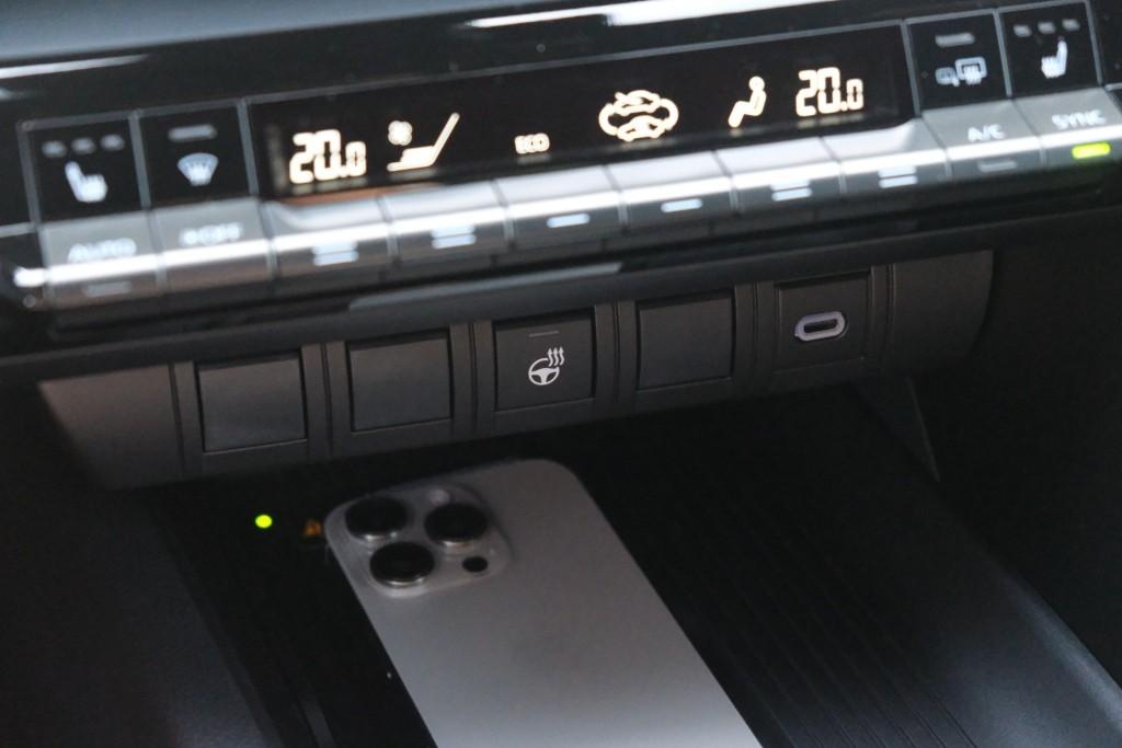 Toyota C-HR 2.0 Plug-in Hybrid 220pk Dynamic | Navi | App Connect | Climate | Adaptive Cruise | Camera | Keyless | Dodehoek | Winter Pakket afbeelding 20