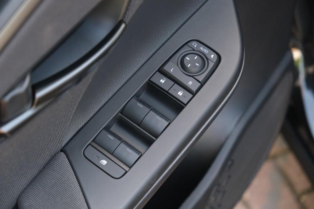 Toyota C-HR 2.0 Plug-in Hybrid 220pk Dynamic | Navi | App Connect | Climate | Adaptive Cruise | Camera | Keyless | Dodehoek | Winter Pakket afbeelding 24