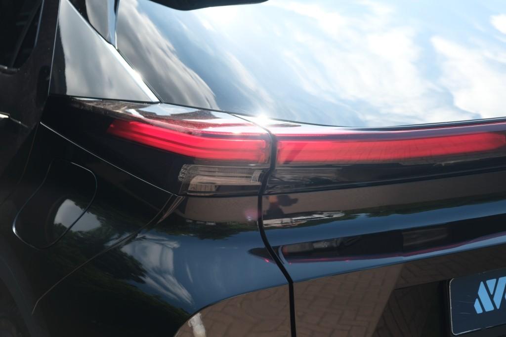 Toyota C-HR 2.0 Plug-in Hybrid 220pk Dynamic | Navi | App Connect | Climate | Adaptive Cruise | Camera | Keyless | Dodehoek | Winter Pakket afbeelding 28