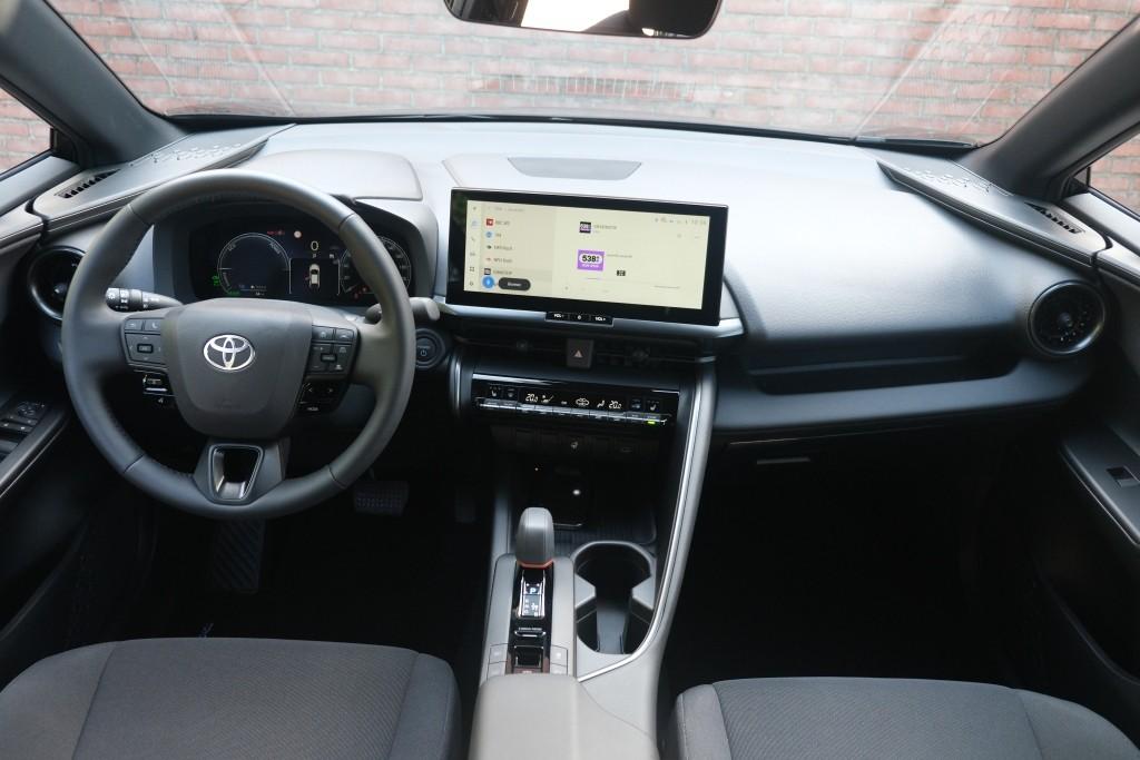 Toyota C-HR 2.0 Plug-in Hybrid 220pk Dynamic | Navi | App Connect | Climate | Adaptive Cruise | Camera | Keyless | Dodehoek | Winter Pakket afbeelding 7