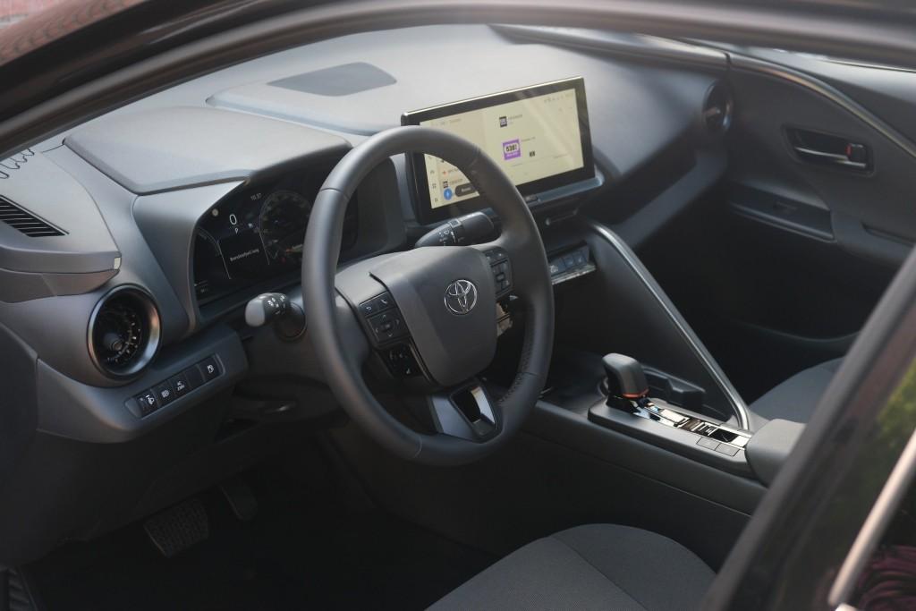 Toyota C-HR 2.0 Plug-in Hybrid 220pk Dynamic | Navi | App Connect | Climate | Adaptive Cruise | Camera | Keyless | Dodehoek | Winter Pakket afbeelding 8