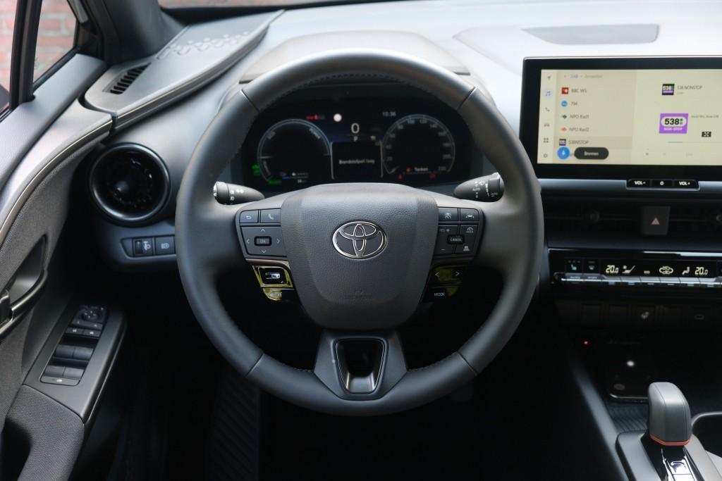 Toyota C-HR 2.0 Plug-in Hybrid 220pk Dynamic | Navi | App Connect | Climate | Adaptive Cruise | Camera | Keyless | Dodehoek | Winter Pakket afbeelding 14