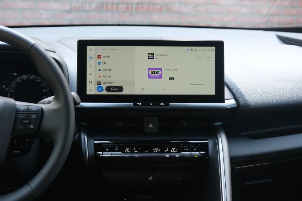 Toyota C-HR 2.0 Plug-in Hybrid 220pk Dynamic | Navi | App Connect | Climate | Adaptive Cruise | Camera | Keyless | Dodehoek | Winter Pakket afbeelding 15