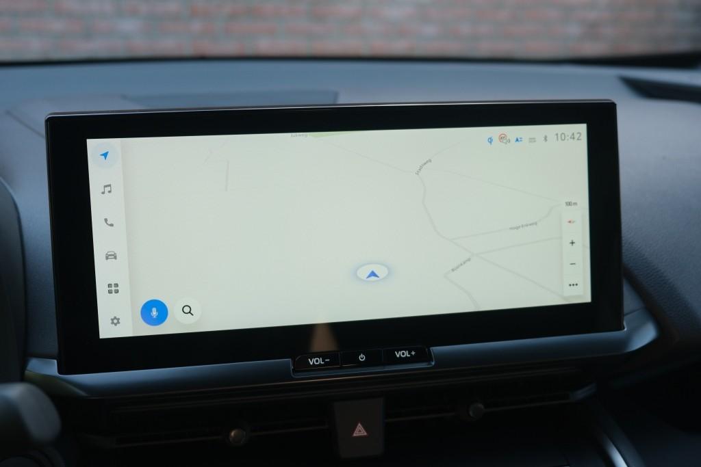 Toyota C-HR 2.0 Plug-in Hybrid 220pk Dynamic | Navi | App Connect | Climate | Adaptive Cruise | Camera | Keyless | Dodehoek | Winter Pakket afbeelding 18