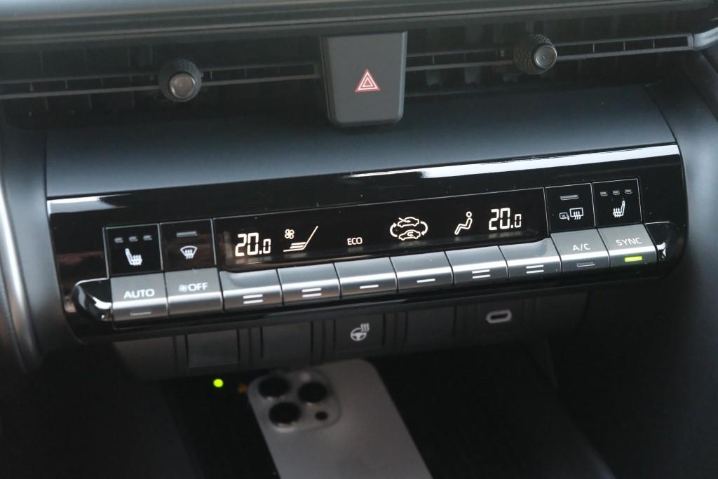 Toyota C-HR 2.0 Plug-in Hybrid 220pk Dynamic | Navi | App Connect | Climate | Adaptive Cruise | Camera | Keyless | Dodehoek | Winter Pakket afbeelding 21